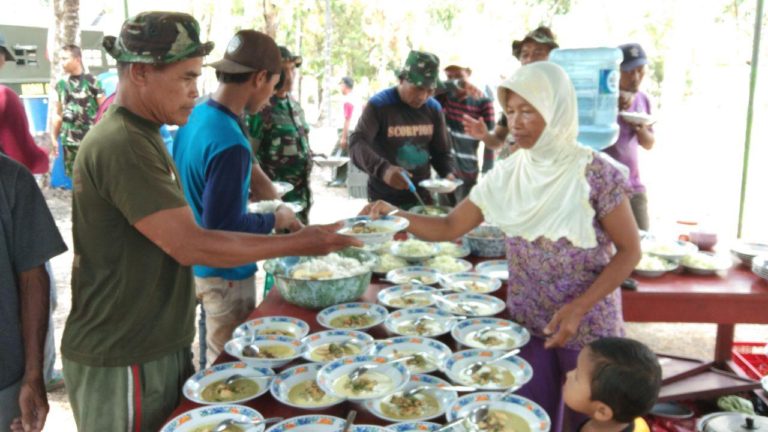 Serma Makmun Sumringah Lihat Ibu-ibu Siapkan Makan Siang di TMMD