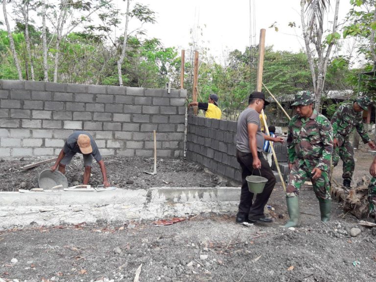 Peran Aktif Polisi Ambil Bagian di Pembangunan Poskamling