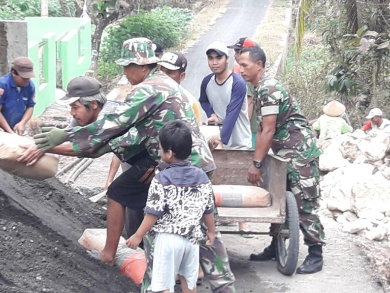 Tak Kalah Semangat, Bocah Ini dengan Sigap Bantu Satgas TMMD