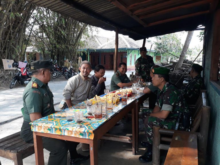 Kedatangan Satgas TMMD Buat Warung Mukijo Laris Manis
