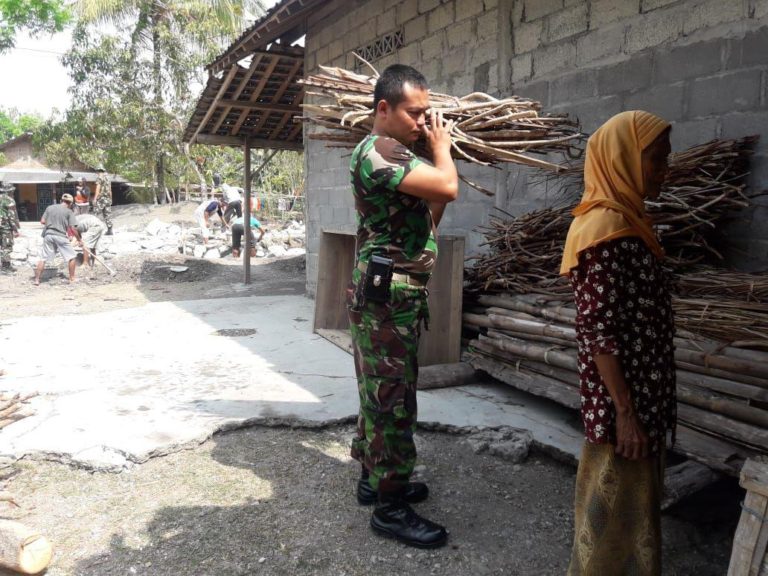 Nenek Renta ke Satgas TMMD: Matur Nuwun Pak Tentara