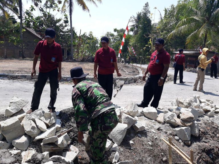 Terik Matahari Tak Surutkan Semangat Mensukseskan TMMD