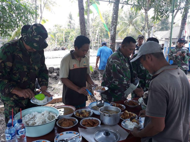 Meski Sederhana, Warga dan TNI Begitu Menikmati Sajian Makan di TMMD