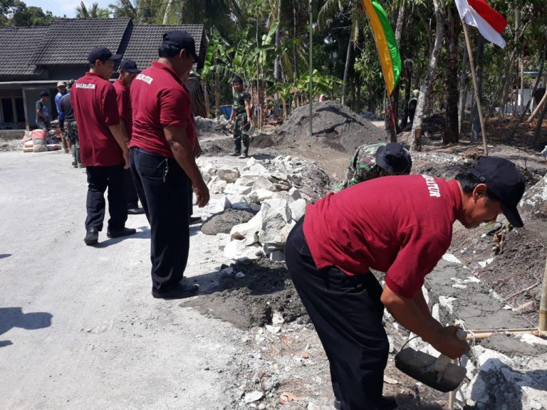 Tak Ketinggalan, Perangkat Desa Balecatur Bantu Satgas TMMD