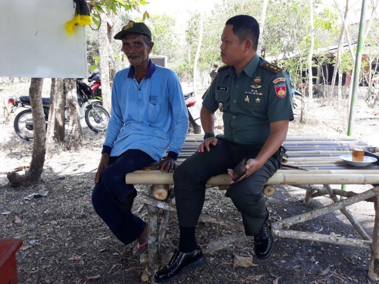 Keakraban Mbah Ranto Bersama Danramil 17 Gamping saat Menikmati Istirahat
