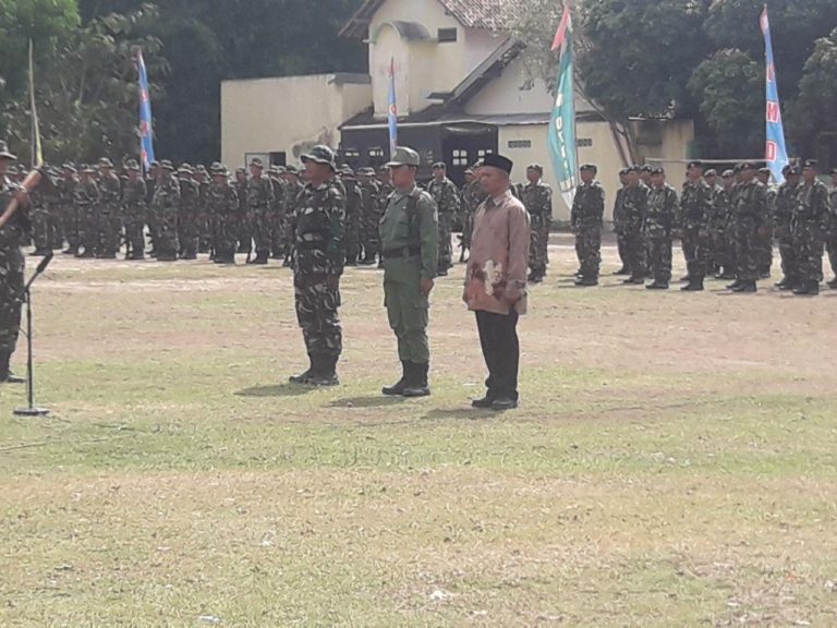 Semangat Perwakilan Penerima Peralatan TMMD di Tengah Cuaca Panas