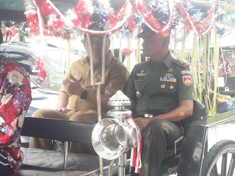 Wagub DIY Beserta Danrem 072 Menuju Lokasi Upacara Dengan Naik Andong