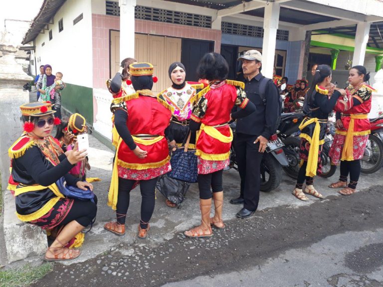 Group Kesenian Angguk Lakukan Pesiapan Sebelum Tampil di Pembukaan TMMD