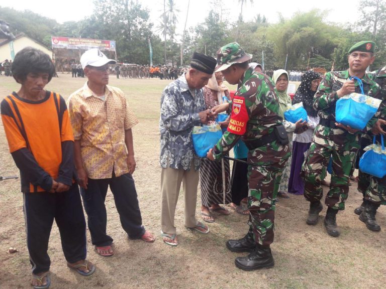 Dandim Sleman Serahkan Sembako Pada Perwakilan Warga Balecatur