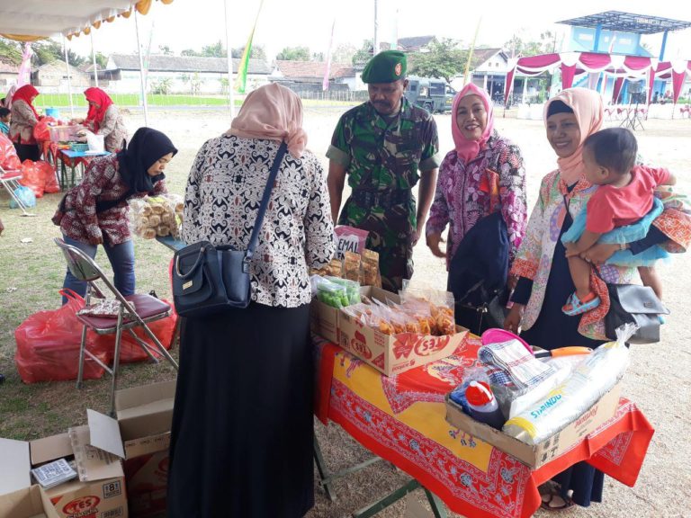 Gelaran Produk Lokal Ibu PKK Ramaikan Bazar di Pembukaan TMMD