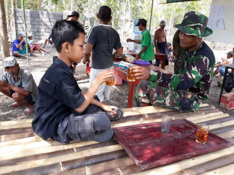Istirahat Dimanfaatkan Serka Kuat Minum Teh Bersama Anak Balecatur