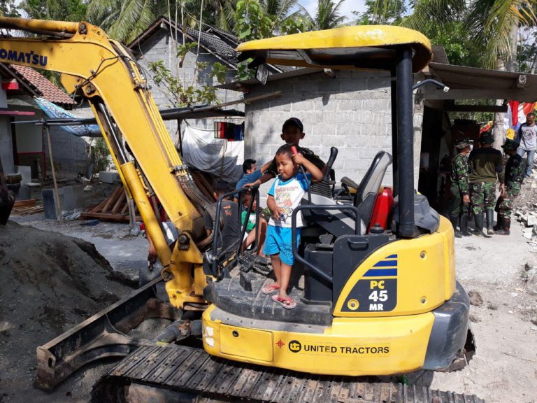Rasa Penasaran Anak-anak Terobati Setelah Merasakan Langsung Naik Excavator