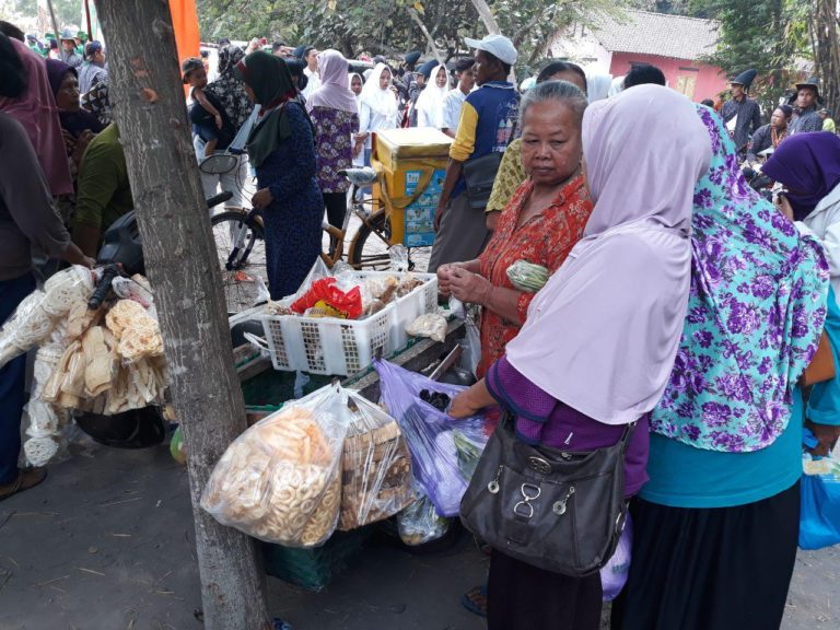 Pedagang Kecil Ketiban Rezeki di Acara Pembukaan TMMD Kemarin