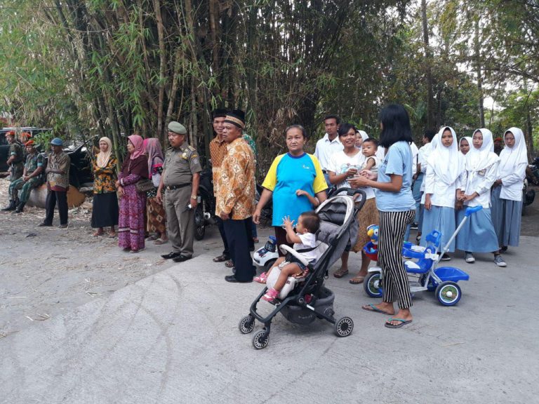 Warga Balecatur Tampak Senang Menyaksikan Upacara Pembukaan TMMD