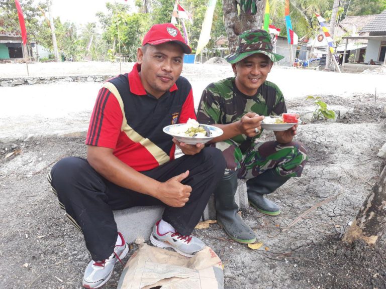 Keakraban antara TNI dan Polri semakin terjalin saat makan siang