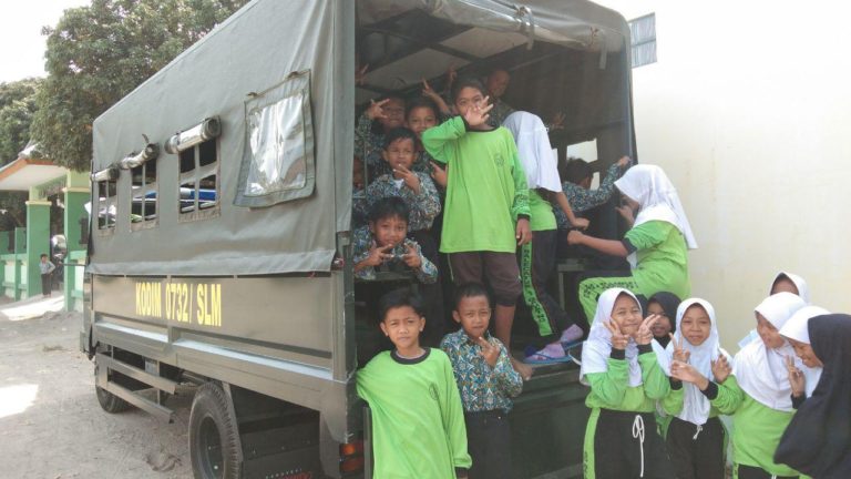 Bocah Ini Nampak Senang Bisa Naik Truk TNI