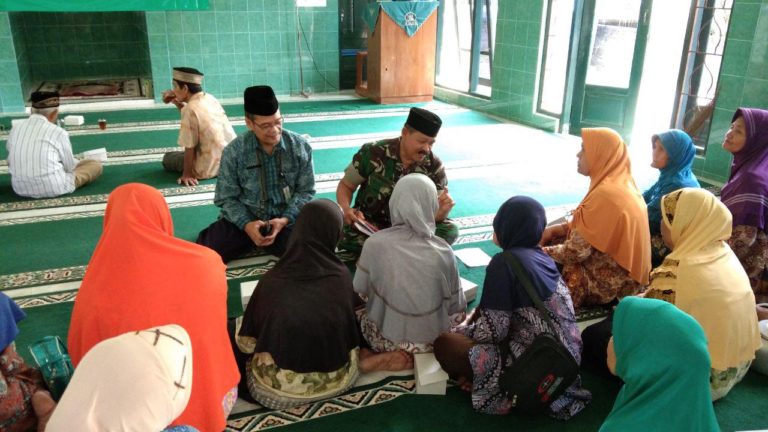 Ibu-ibu Antusias Belajar Mengaji dengan TNI