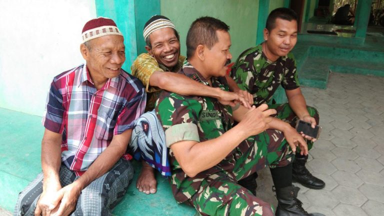 Momen Keakraban Warga dan TNI Disela TMMD