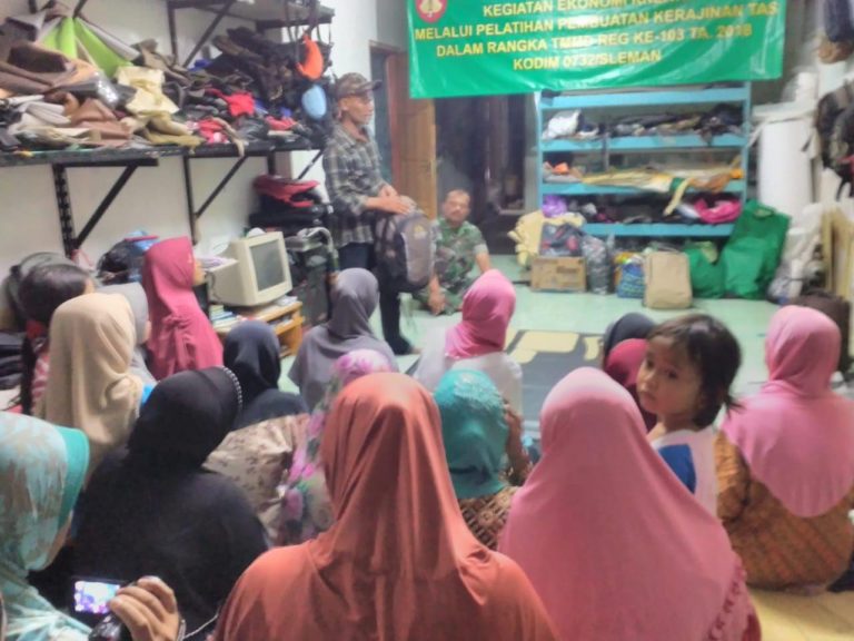 Bapak Misbah Ajarkan Cara Buat Tas Pada Ibu-ibu Desa dan TNI