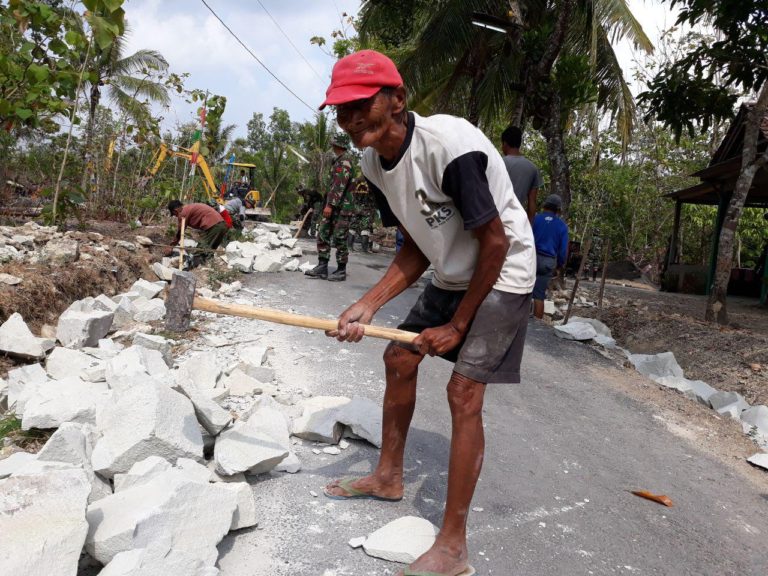 Usia Lanjut Tak Surutkan Semangat Mbah Ngatiyo Pecahkan Kerasnya Batu