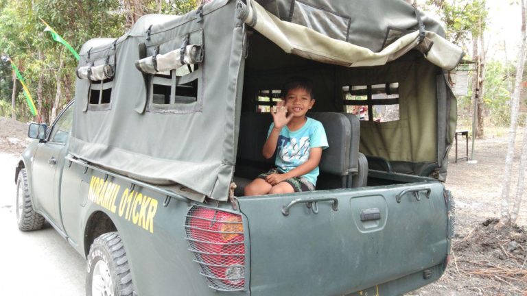 Ekspresi Senang Terlihat Di Wajah Bocah Bernama Deny Saat Berkesempatan Naik Mobil TNI