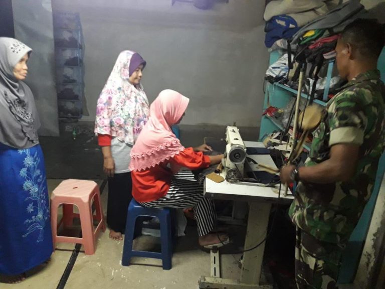 Sejumlah 10 Orang Dari Perwakilan Ibu Ibu Belajar Cara Menjahit