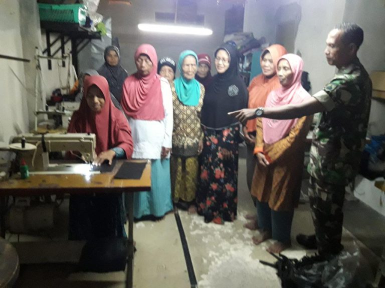 Peltu Sumaryono Dengan Sabar Ajarkan Menjahit Pada Ibu Ibu Desa Balecatur