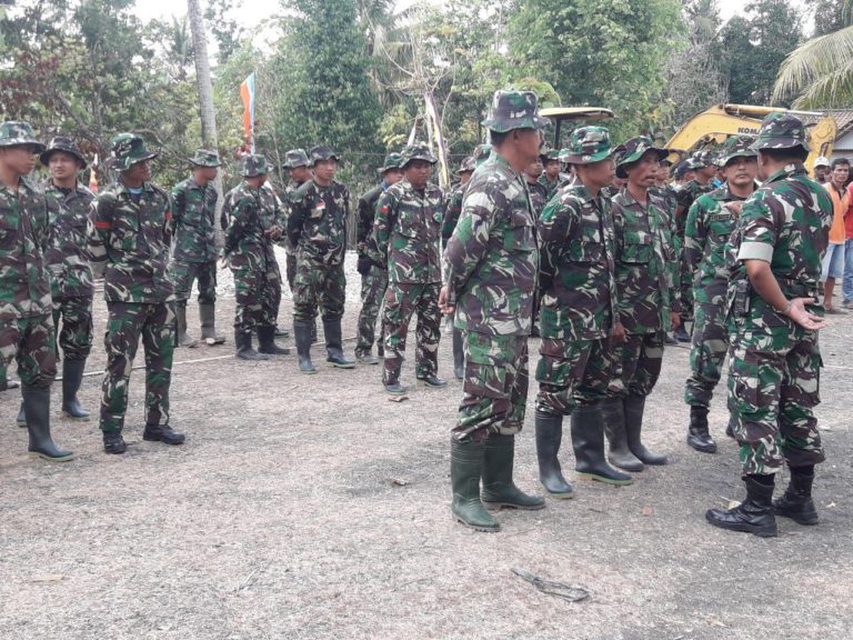 Pasilog TMMD Berkesempatan Ambil Apel Pagi Sebelum Bekerja