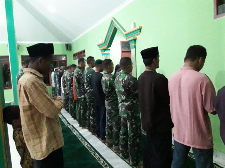 Sholat Magrib berjamaah dilakukan TNI dan Warga