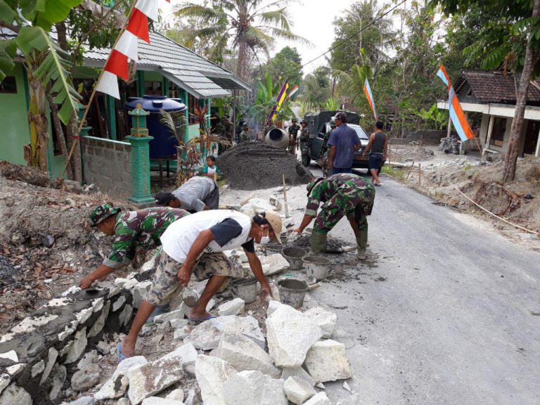 Tak Pergi Ke Ladang Masyarakat Bantu Satgas TMMD Kodim Sleman
