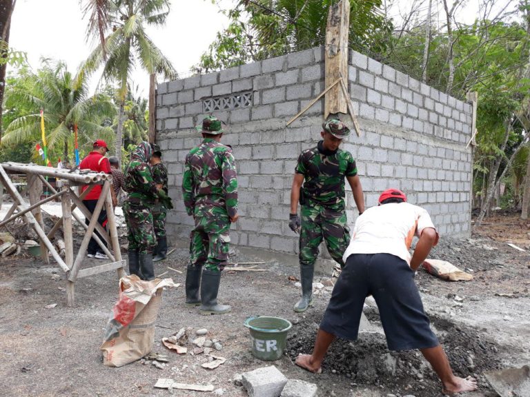 Keakraban TNI dan Warga Terlihat dalam pembanguna Pos Kamling