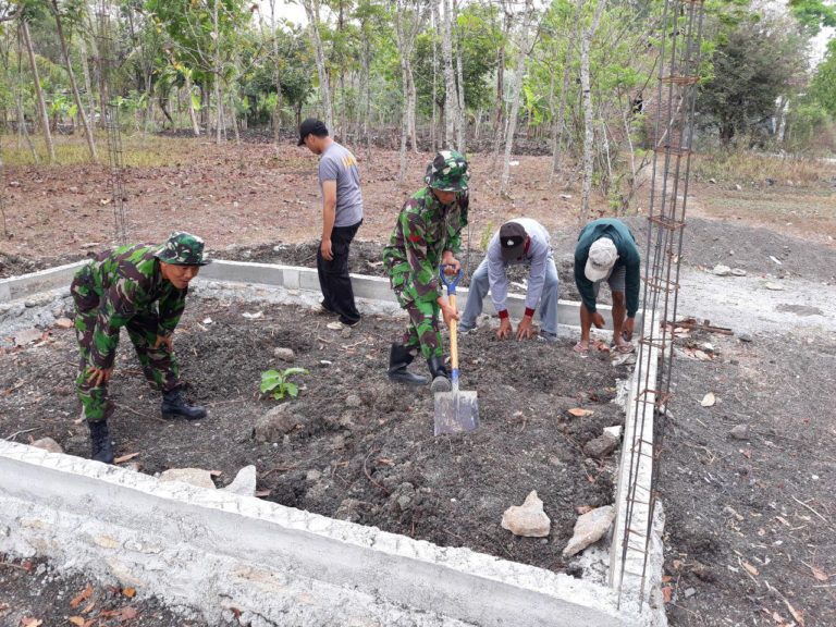 Dengan Semangat Anggota Polsek Gamping Bantu Percepatan Pembangunan