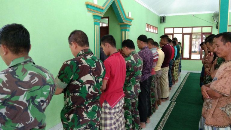 Kapten Inf Asrori Imami Sholat Dzuhur Berjamaah