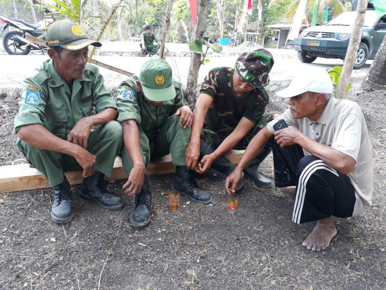 Di Sela Istirahat Siang Satgas TMMD Beri Contoh Cara Ikat Sepatu