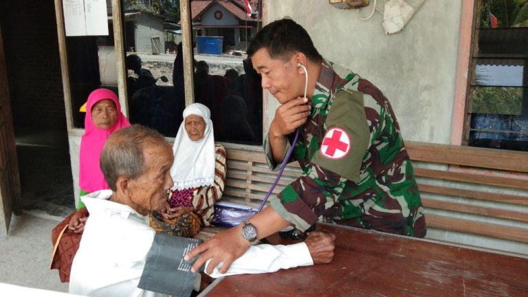 Tampak Warga Senang Dengan Adanya Pengobatan Dari Satgas TMMD