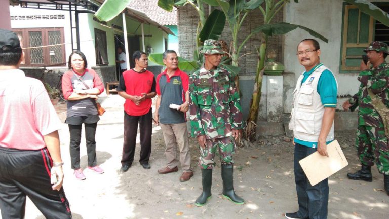 Tim satgas TMMD bantu warga basmi jentik nyamuk