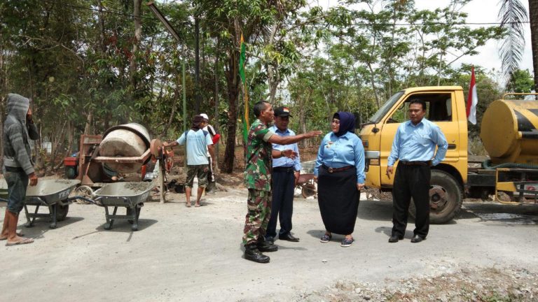 Kades Balecatur Beri Suport pada Satgas TMMD agar tetap semangat