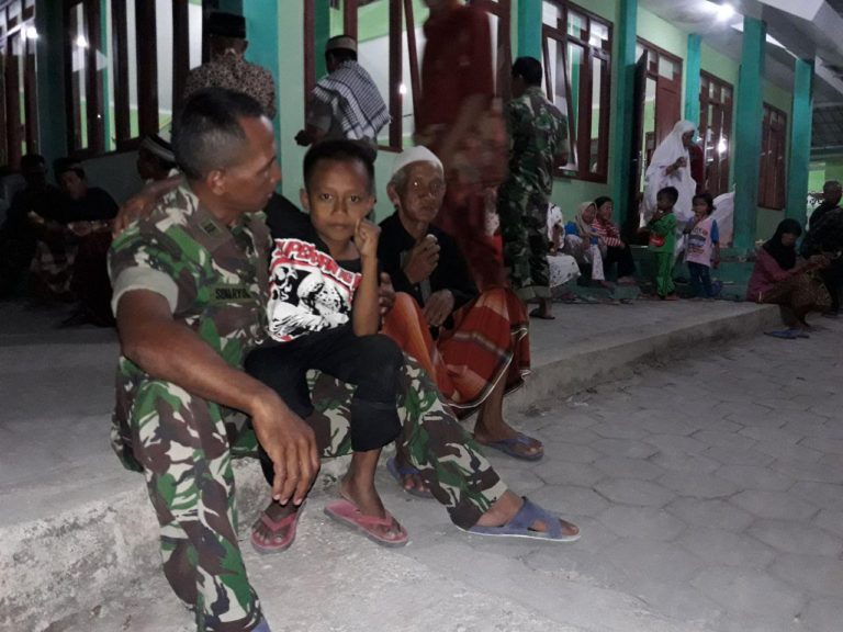 Momen Manis Seorang Anak Dekat Dengan Tentara
