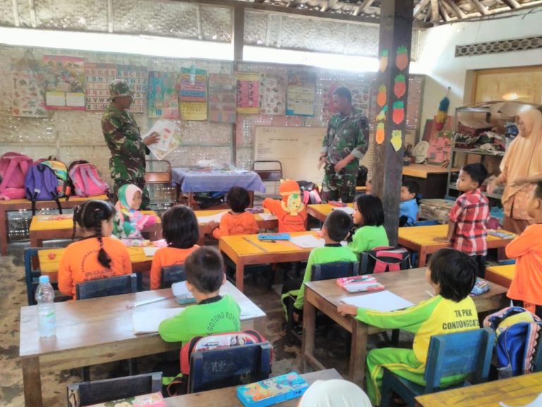 Sri Sumartini Mengaku Senang Bapak TNI Bisa Bantu Mengajar Muridnya