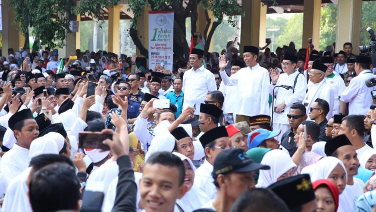 Menteri Amran Dampingi Jokowi Lepas Kirab Santri di Alun-alun Sidoarjo