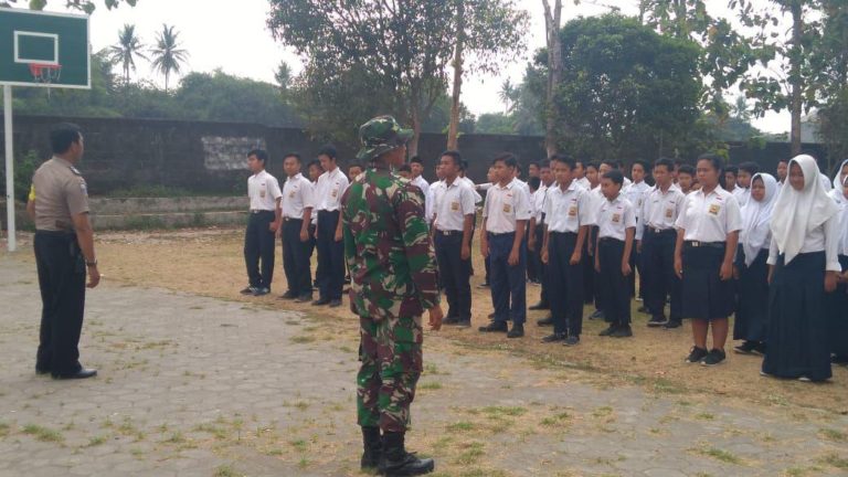 Babinsa Balecatur Berkolaborasi Dengan Babinkhamtibmas Latih Berbaris Siswa Sekolah