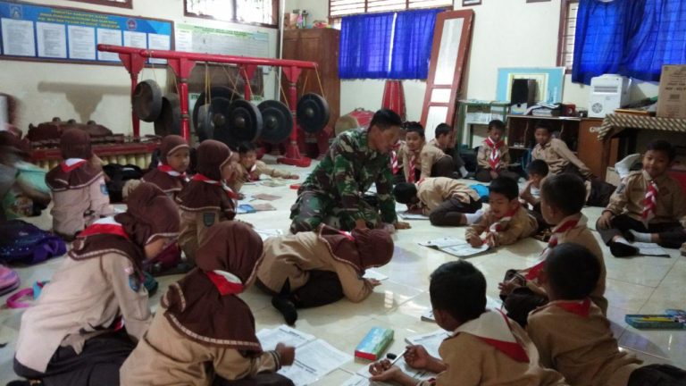 Serka Acip Mengajar Dengan Pola Bercerita Pada Murid SD