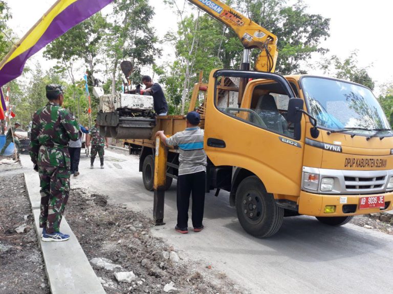 Alat Pengeras Jalan Terlihat di Lokasi TMMD