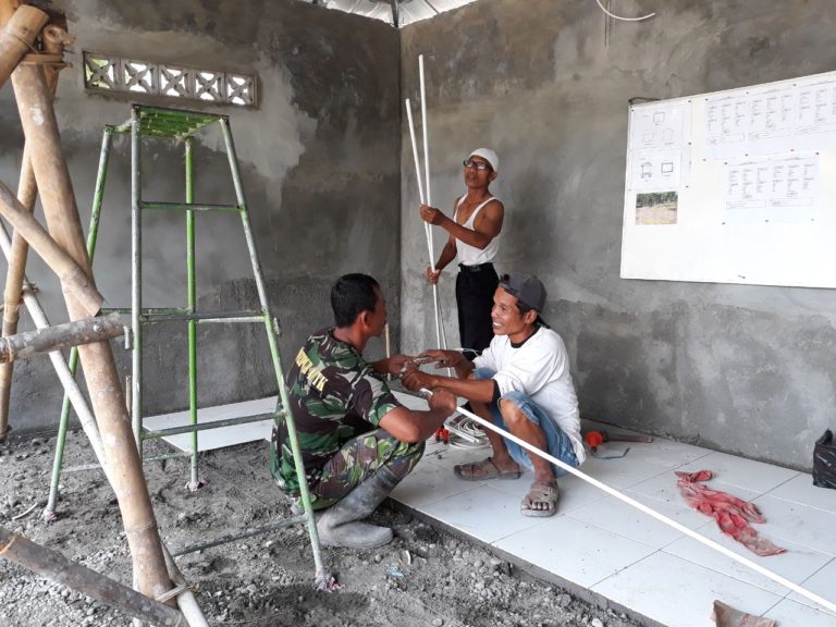 Satgas TMMD Pasang Instalasi Listrik Poskamling