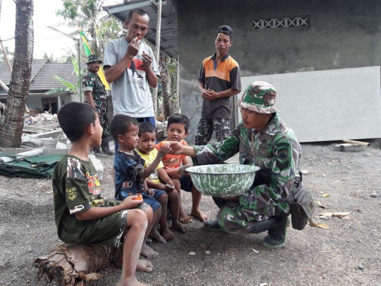 Beginilah keseharian Satgas TMMD dekat dengan anak anak
