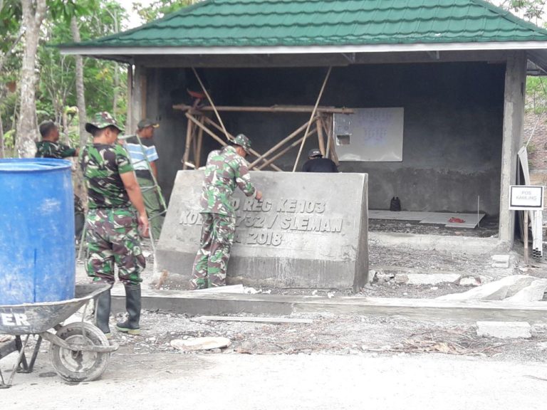 Satgas TMMD Sedang Buat Prasasti Di Depan Poskamling Dusun Temuwuh