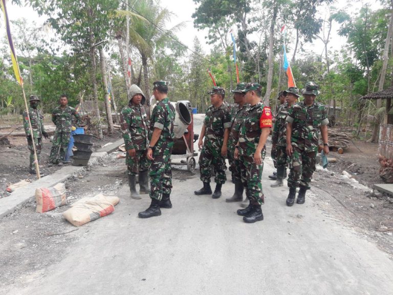 Dansatgas Dan Tim Wasev Kodam Berikan Motivasi Pada Satgas TMMD