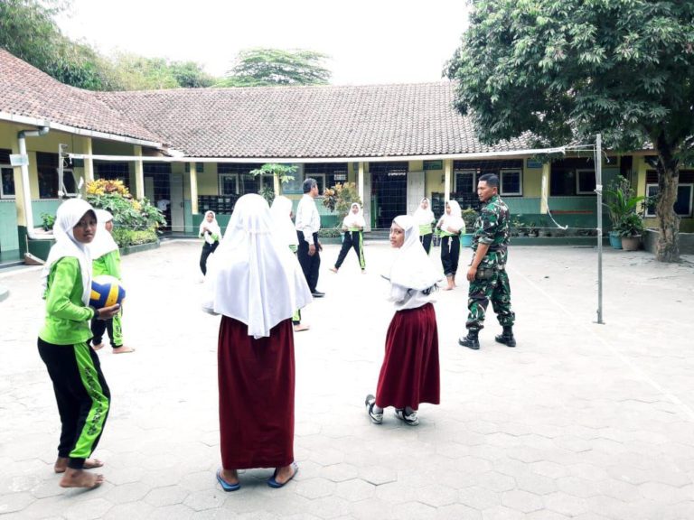 Babinsa Balecatur Volly Bareng Murid SD
