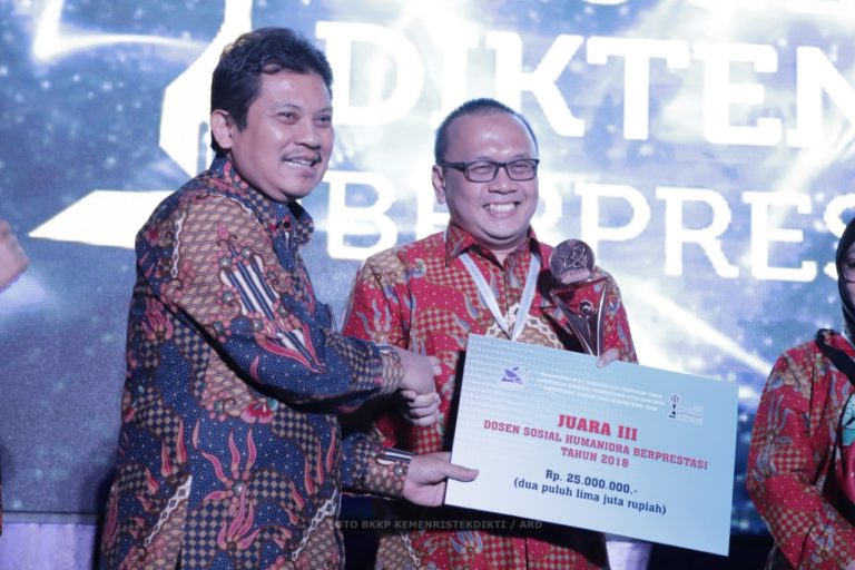 Kemenristekdikti Berikan Penghargaan Diktendik Berprestasi 2018