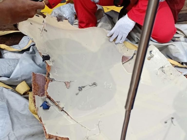 Puing Pesawat dan Barang Penumpang Lion Air JT 610 ditemukan di Perairan Karawang